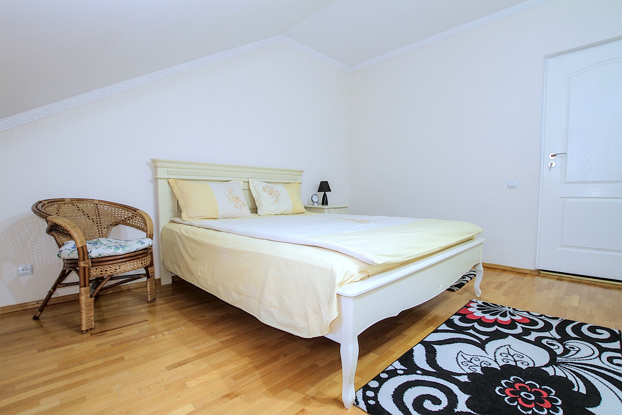 Large Central Apartment este un apartament de 3 camere de inchiriat in Chisinau, Moldova