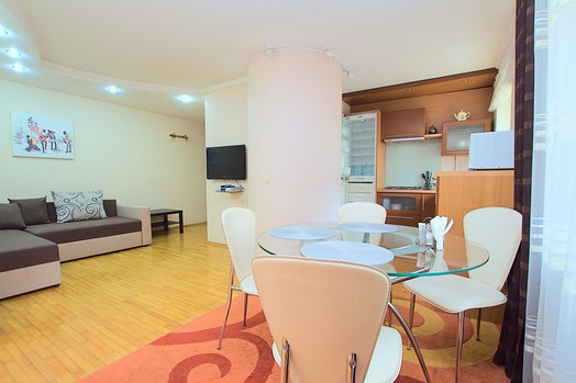 Аренда квартиры в центре Кишинева: 2 комнаты, 1 спальня, 46 m²