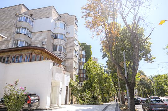 Chisinau rental. Apartment in center: 3 rooms, 2 bedrooms, 73 m²